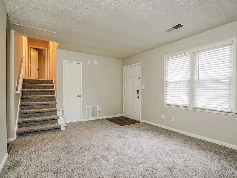 4877 Plymouth Trce — Photo 8
