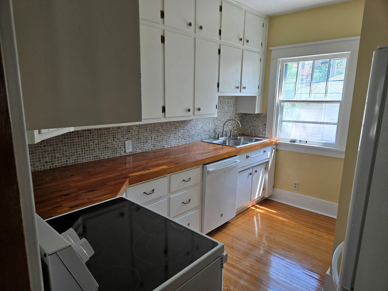 3 bed, 1.5 bath, 1882 sqft, $1,950 — Photo 4