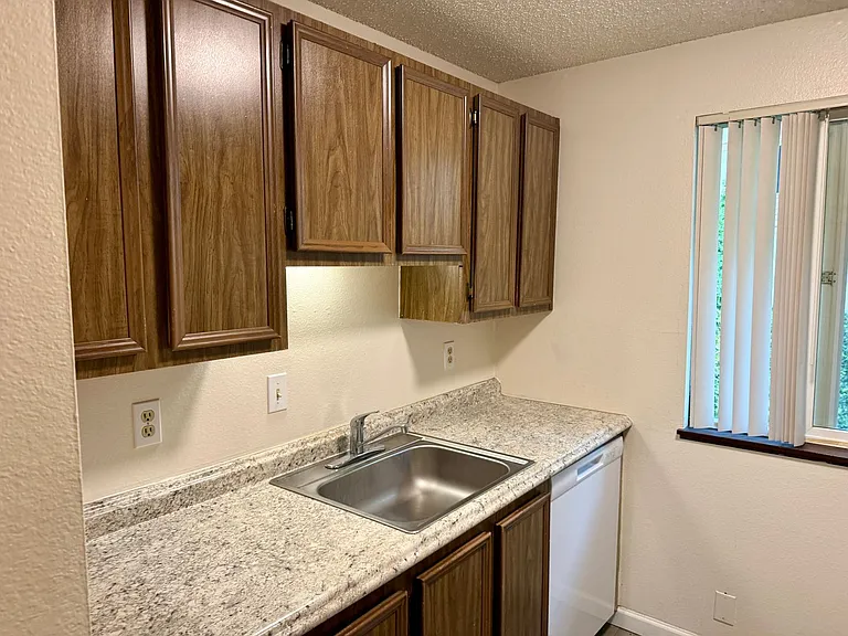 Single level top floor 2 bed Flat w/nice sized deck — Photo 7