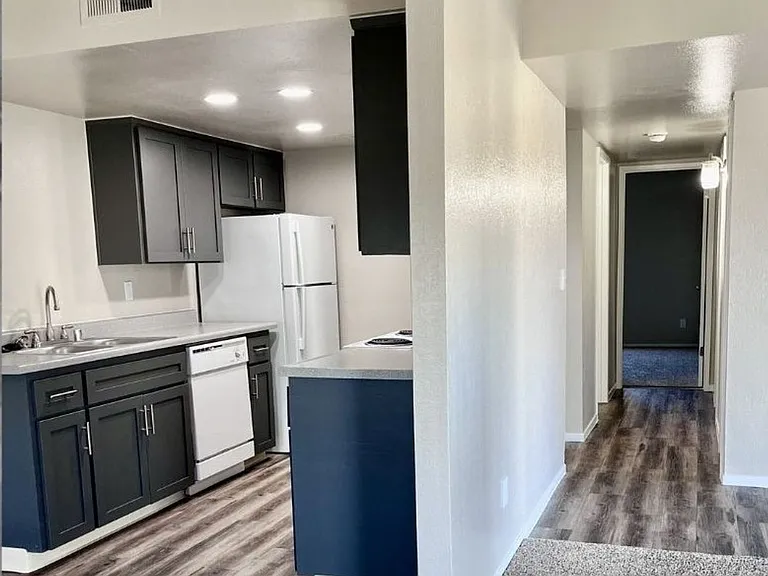 Burgundy House Apartments — Photo 2