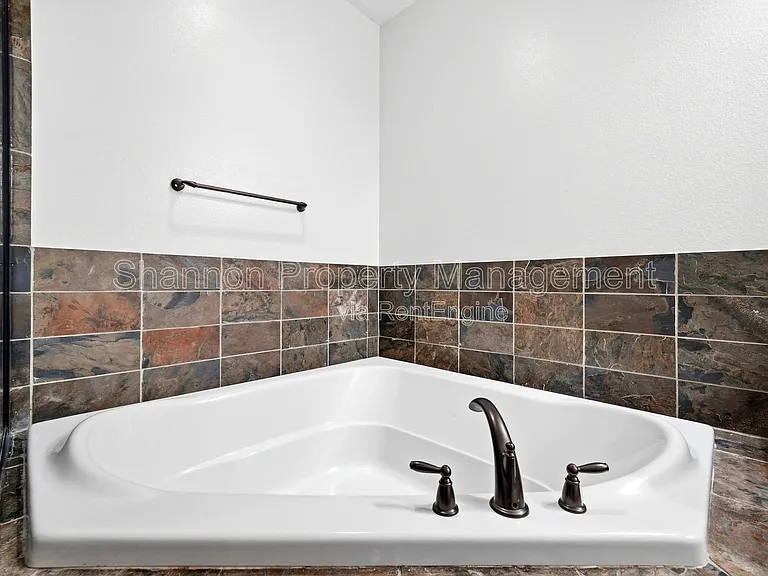 2323 Sperber Ln — Photo 15