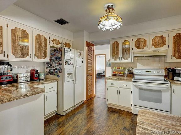 3rd image of 525 SE Brookside Ter