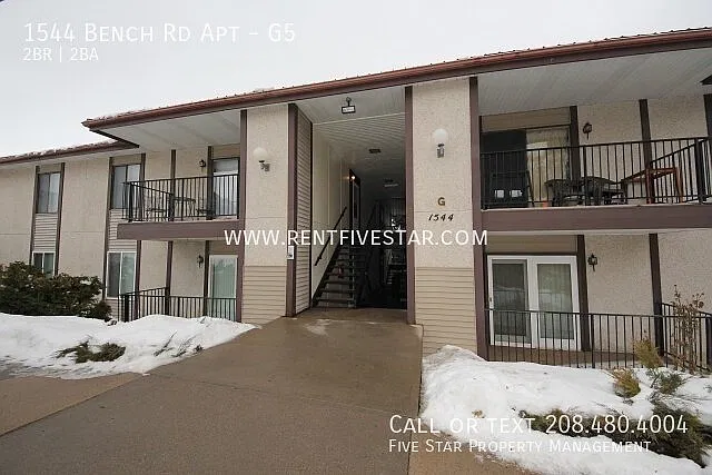 Fantastic 2 Bedroom Apartment with Pool Access! — Photo 1