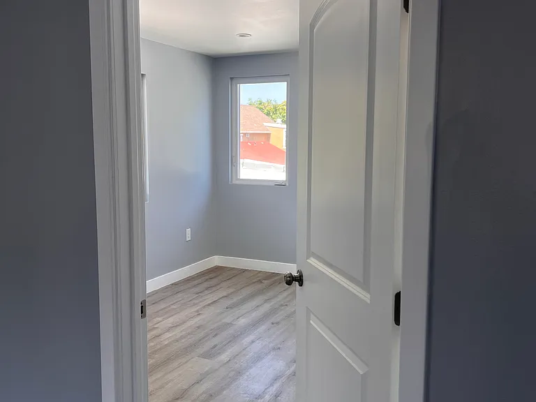 1124 E 45th St — Photo 11