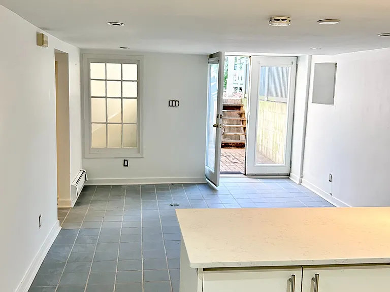 375 Palmerston Blvd #LOWER — Photo 5
