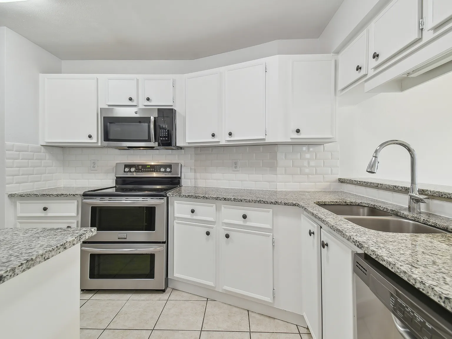 2 bed, 912 sqft, $1,600 — Photo 3