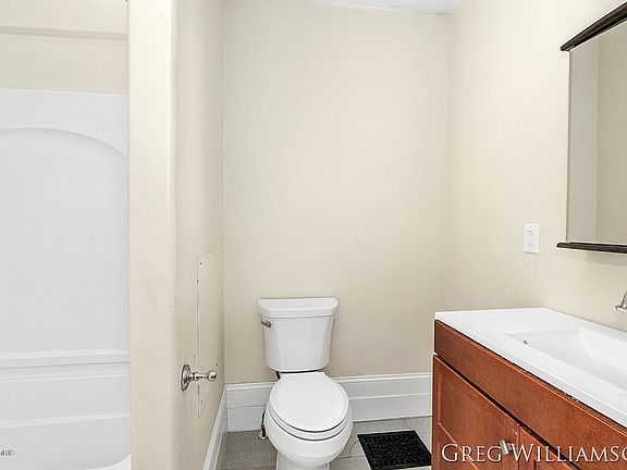 5th image of 719 Fremont Ave NW