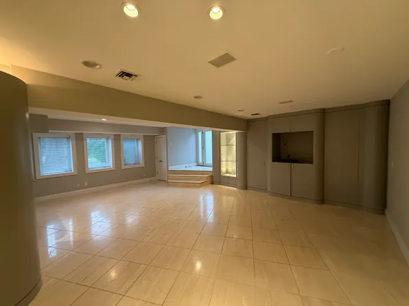 8030 Walinca Ter, Saint Louis, MO 63105