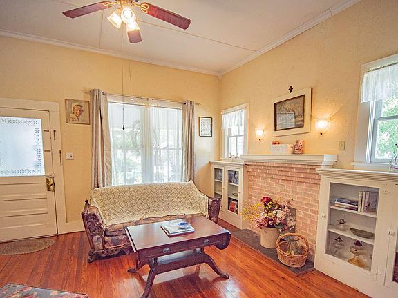 5th image of 330 SE Saint Johns St