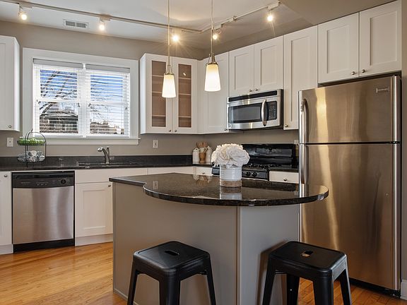 2nd image of 2239 1/2 N Lincoln Ave APT 3A