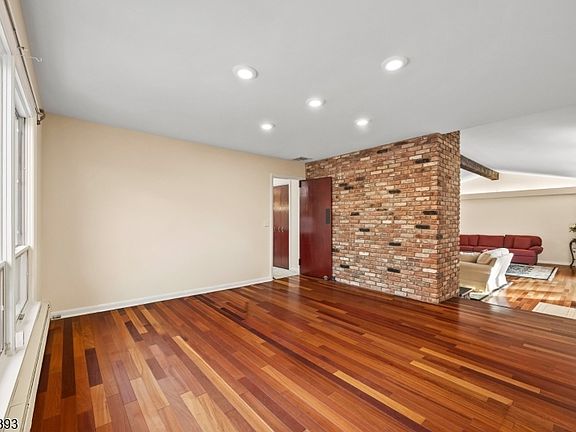 5th image of 8 Brush Hill Rd