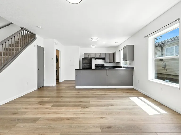 10033 N Lombard St — Photo 11