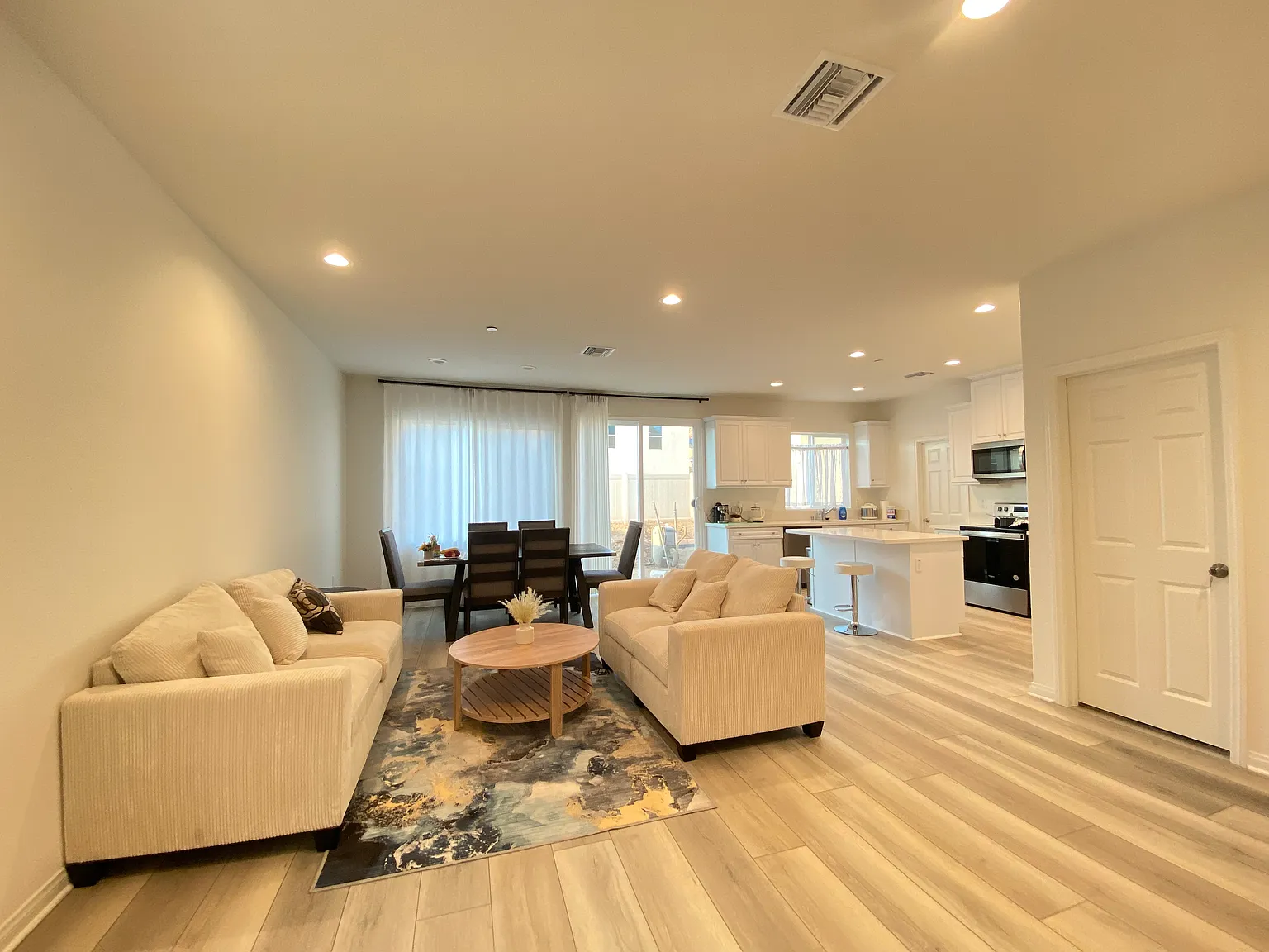 5 bed, 3.5 bath, 2375 sqft, $700 — Photo 3