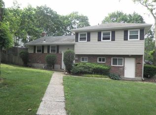 2 Havemeyer Ln, Commack, NY 11725