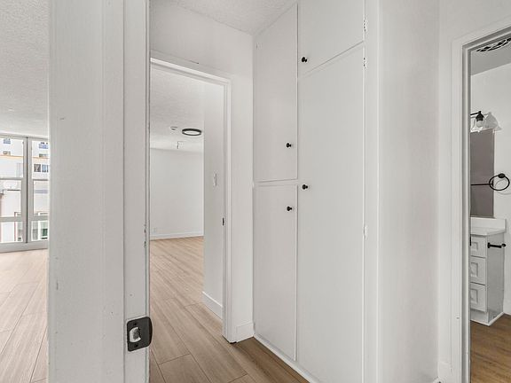 5th image of 515 S Kingsley Dr APT 1