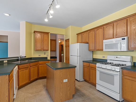 5th image of 631 Saugatuk Cir