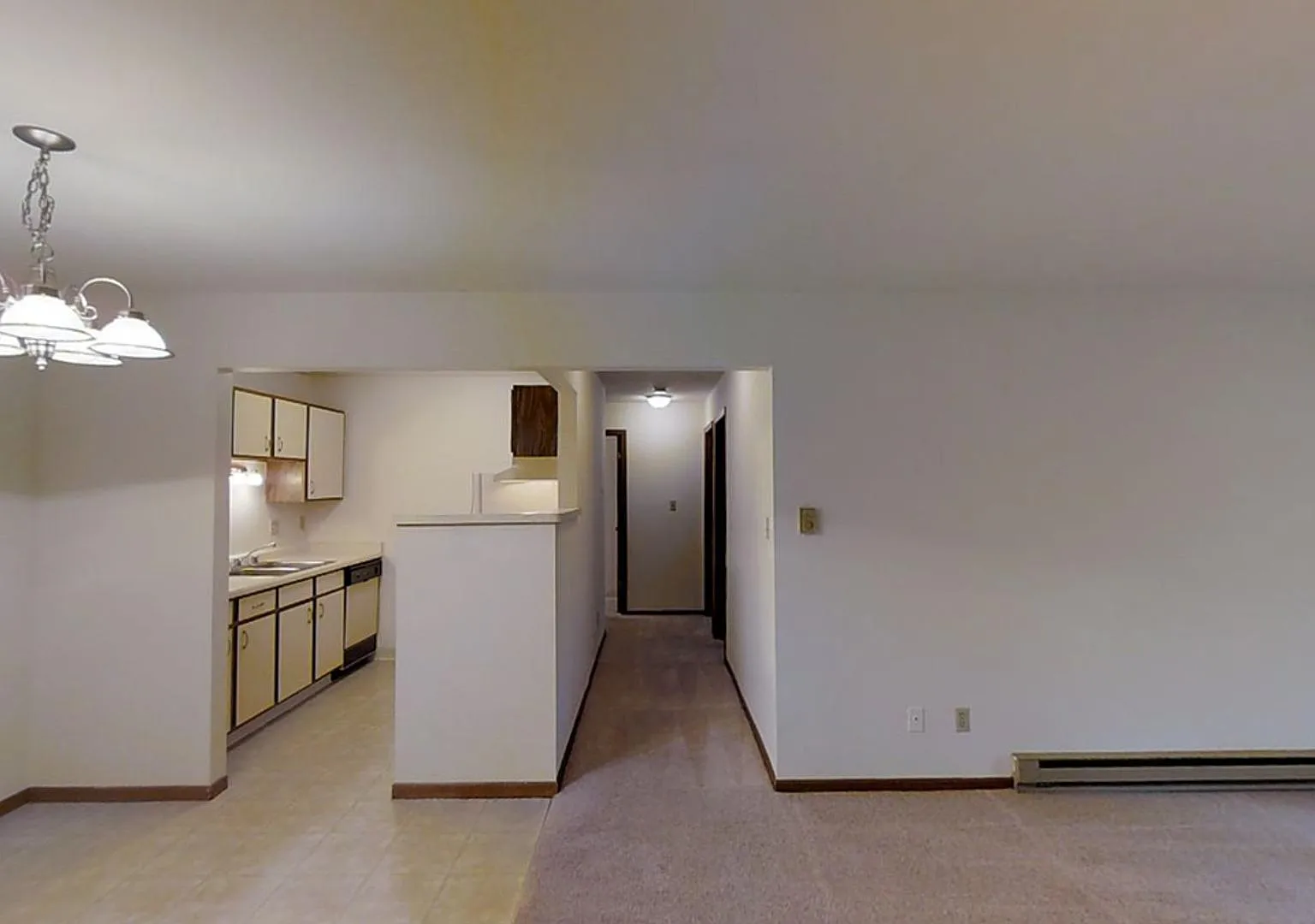 Renovated Lower 1 Bedroom 1 Bathroom Apartment — Photo 4