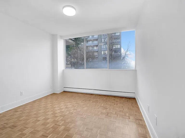 1433 Burnaby St — Photo 10