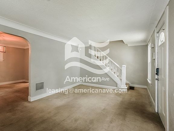 1194281_002_living_room_13786530.jpg