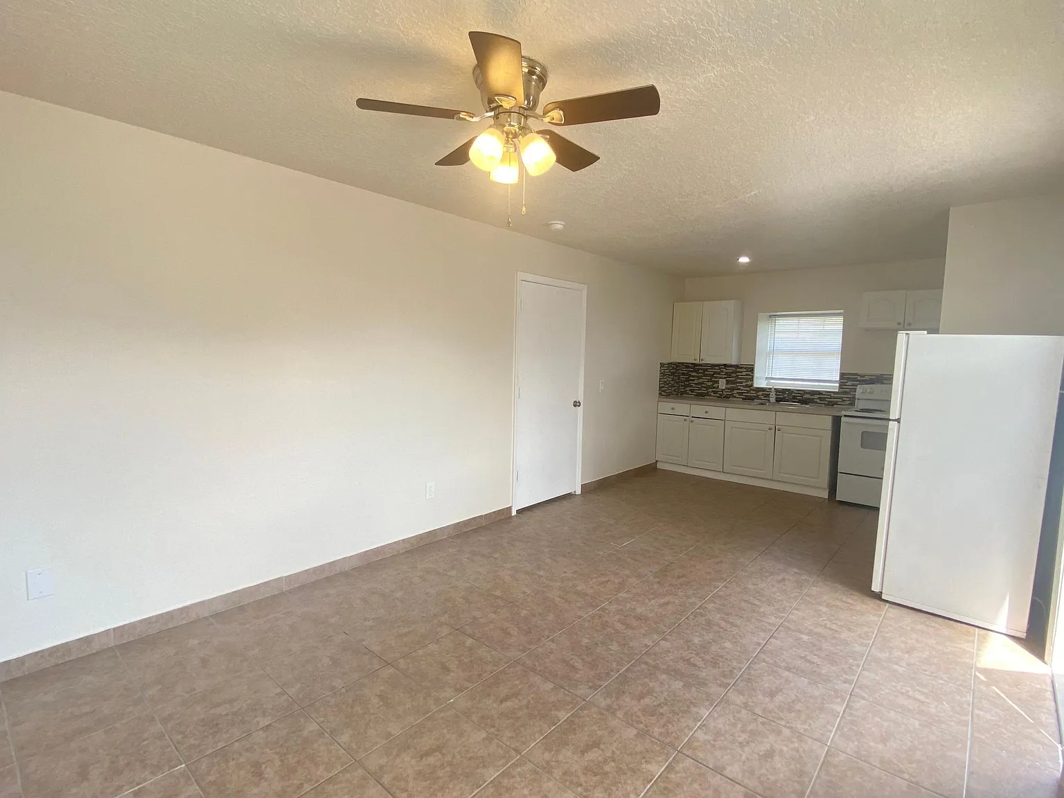 904 Caribbean Dr — Photo 2