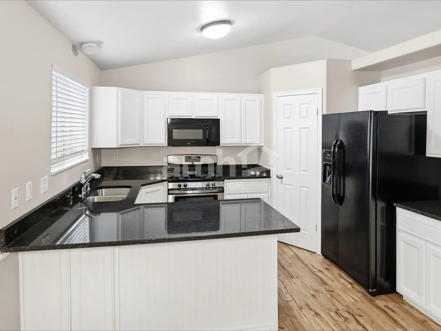5 bed, 2.5 bath, 2084 sqft, $2,530 — Photo 3