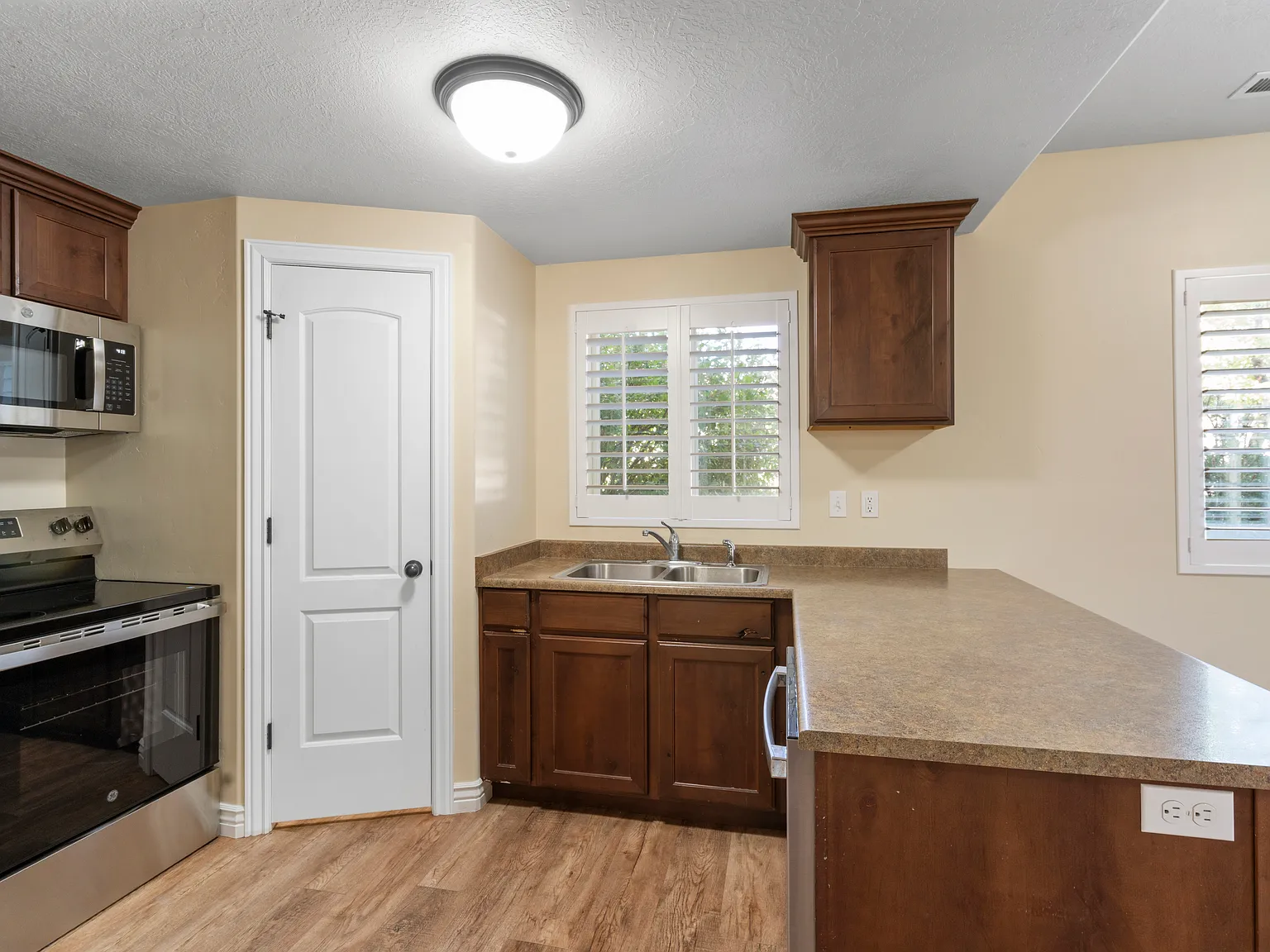 2 bed, 1100 sqft, $1,600 — Photo 2