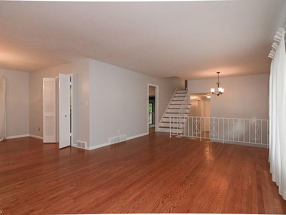 5th image of 5179 Hickory Dr