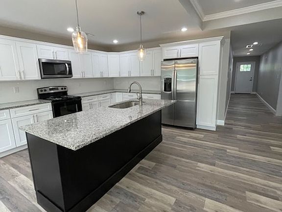 3rd image of 616 Elizabeth St