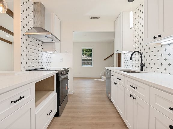 4th image of 417 Keats Cir