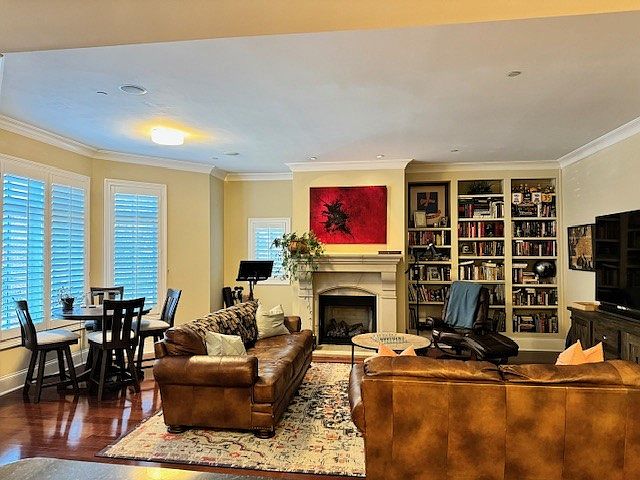 Den with great bay window for second space/usage