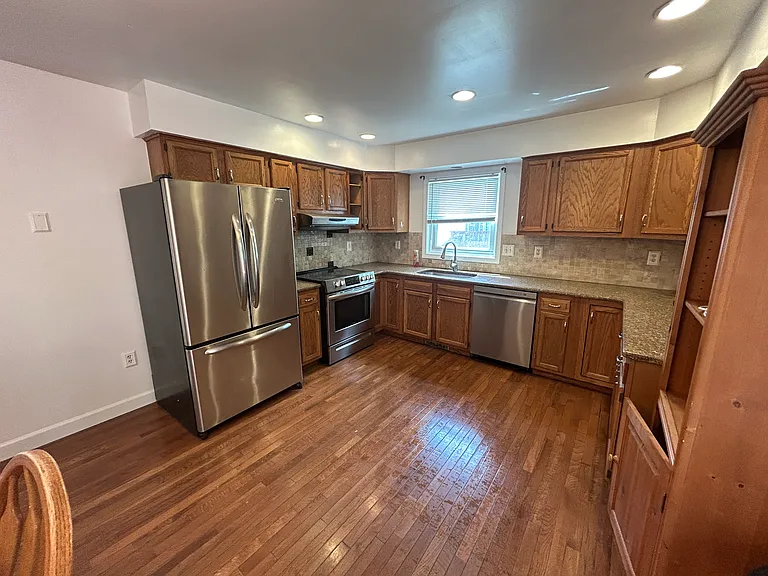 498 Plantation St — Photo 8