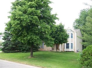 1990 Cedaredge Rd, Rochester Hills, MI 48306
