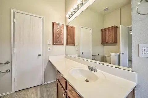 3 bed, 1702 sqft, $2,195 — Photo 4
