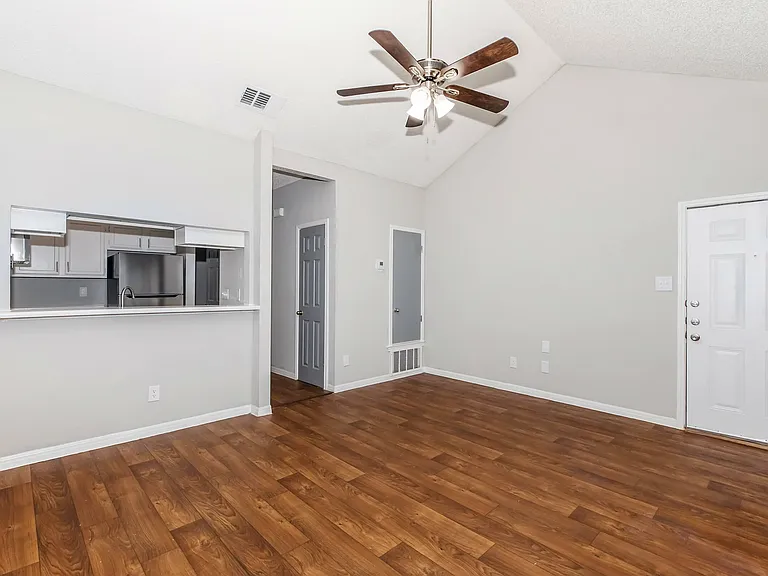 Lamar Place Apartments — Photo 34