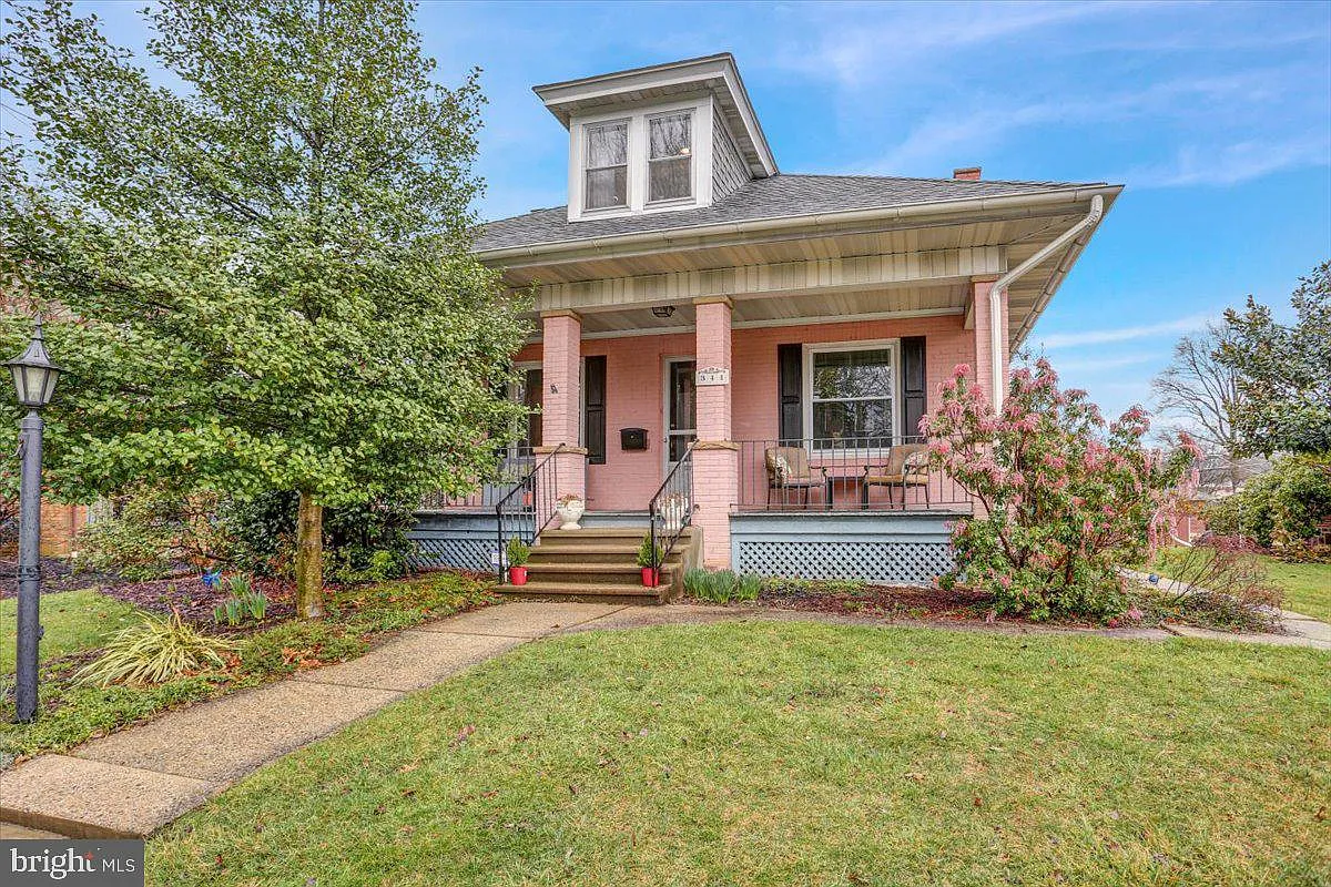 344 E Elm St photo 1