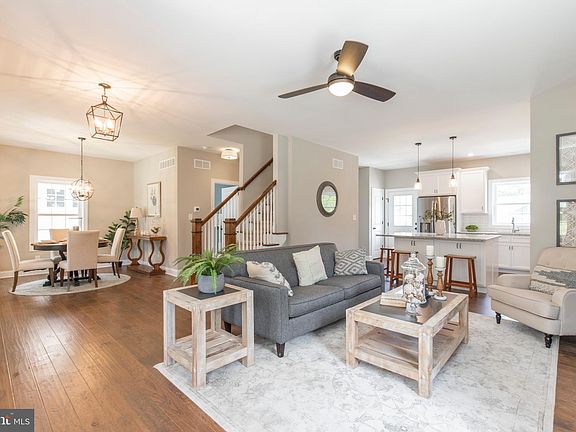 5th image of 905 Larchmont Ave