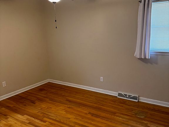 3rd image of 114 Windsor Dr