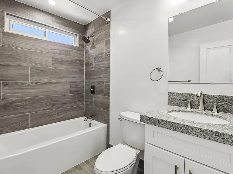 Garrison Townhome Apartments — Photo 18