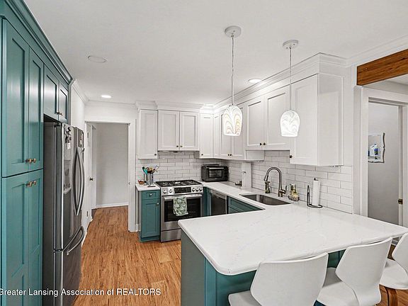3rd image of 318 N Circle Dr
