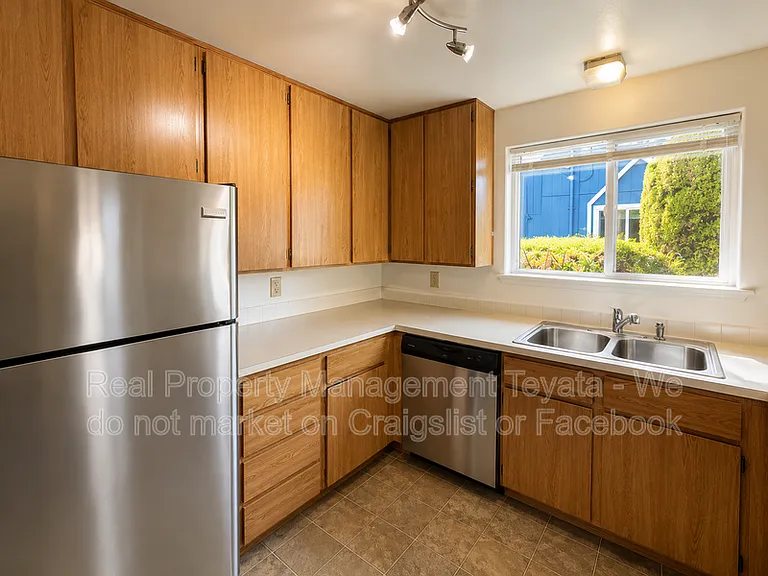 2915 Moore St — Photo 5