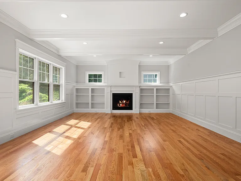 585 Lowell St — Photo 4