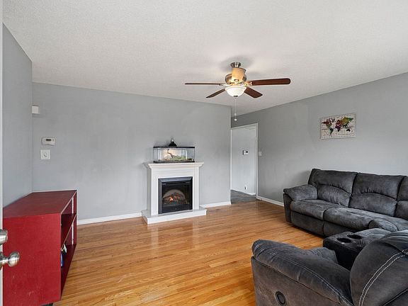 4th image of 415 Helton Dr