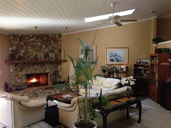 3rd image of 9618 Hollyglen Pl