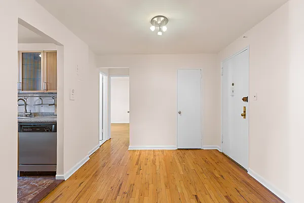 Sold by Thomas Lipovetsky, LREB | media 6