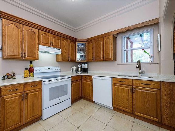 3rd image of 416 Midwood Ave