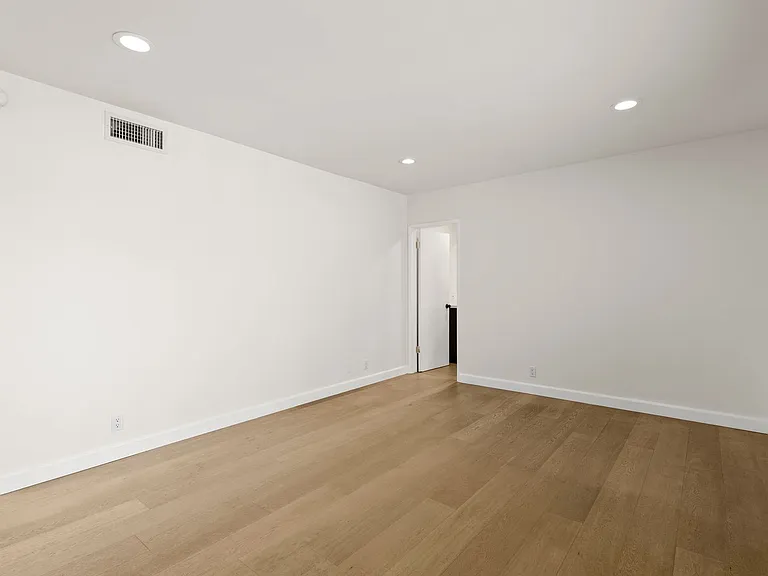(El/Eu/Yo:B) 148 S. Oakhurst Drive — Photo 11