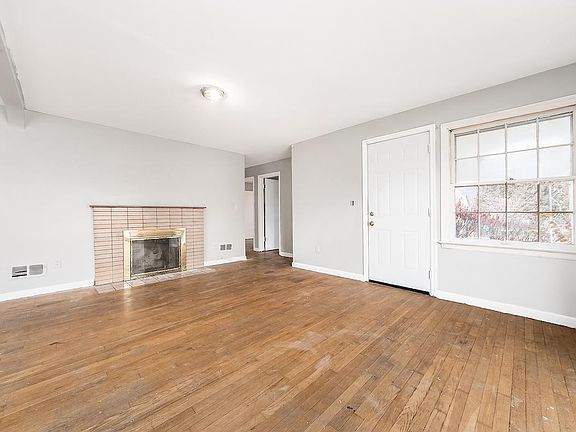 3rd image of 1840 W Mound St
