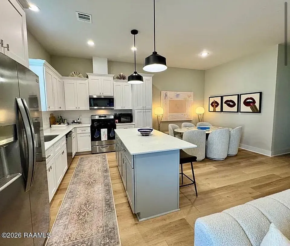 3 bed, 1272 sqft, $1,990 — Photo 3