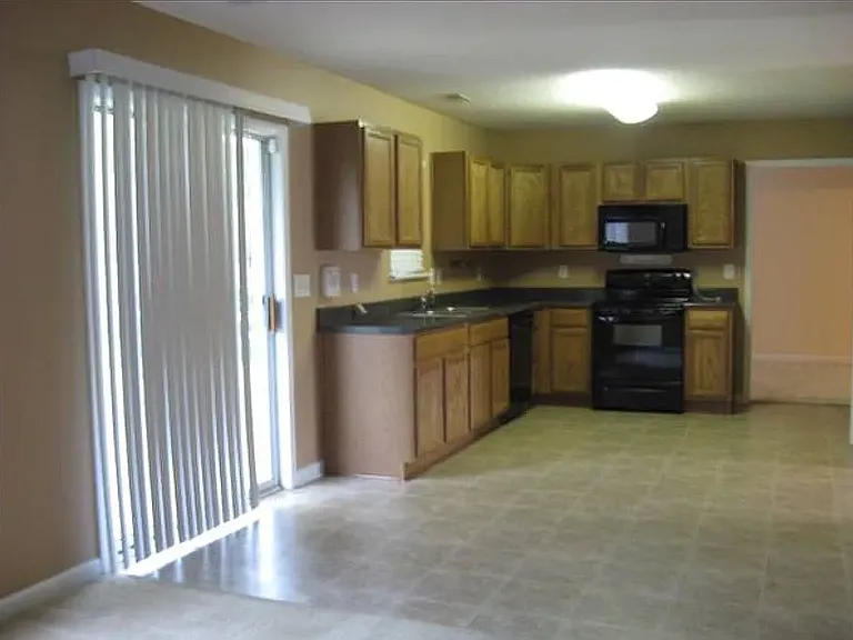 392 Eagle Pointe Dr — Photo 2