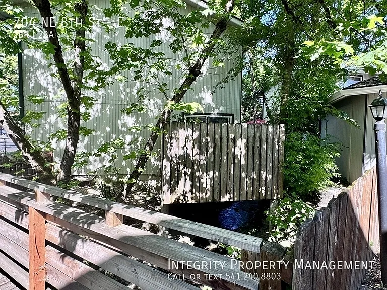 704 NE 8th St #E — Photo 21